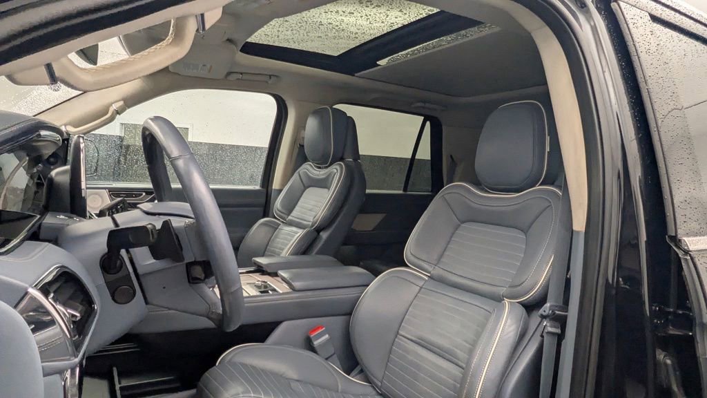 Used 2020 Lincoln Navigator Black Label w/ Cargo Convenience Package image 3