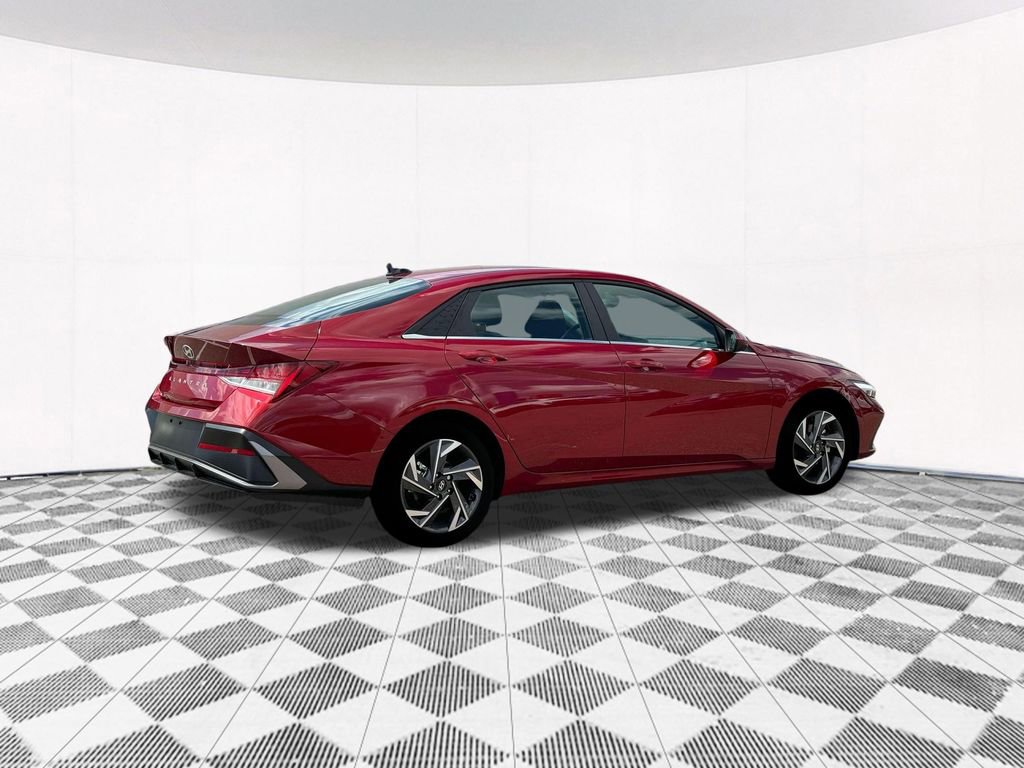 Used 2025 Hyundai Elantra SEL image 13