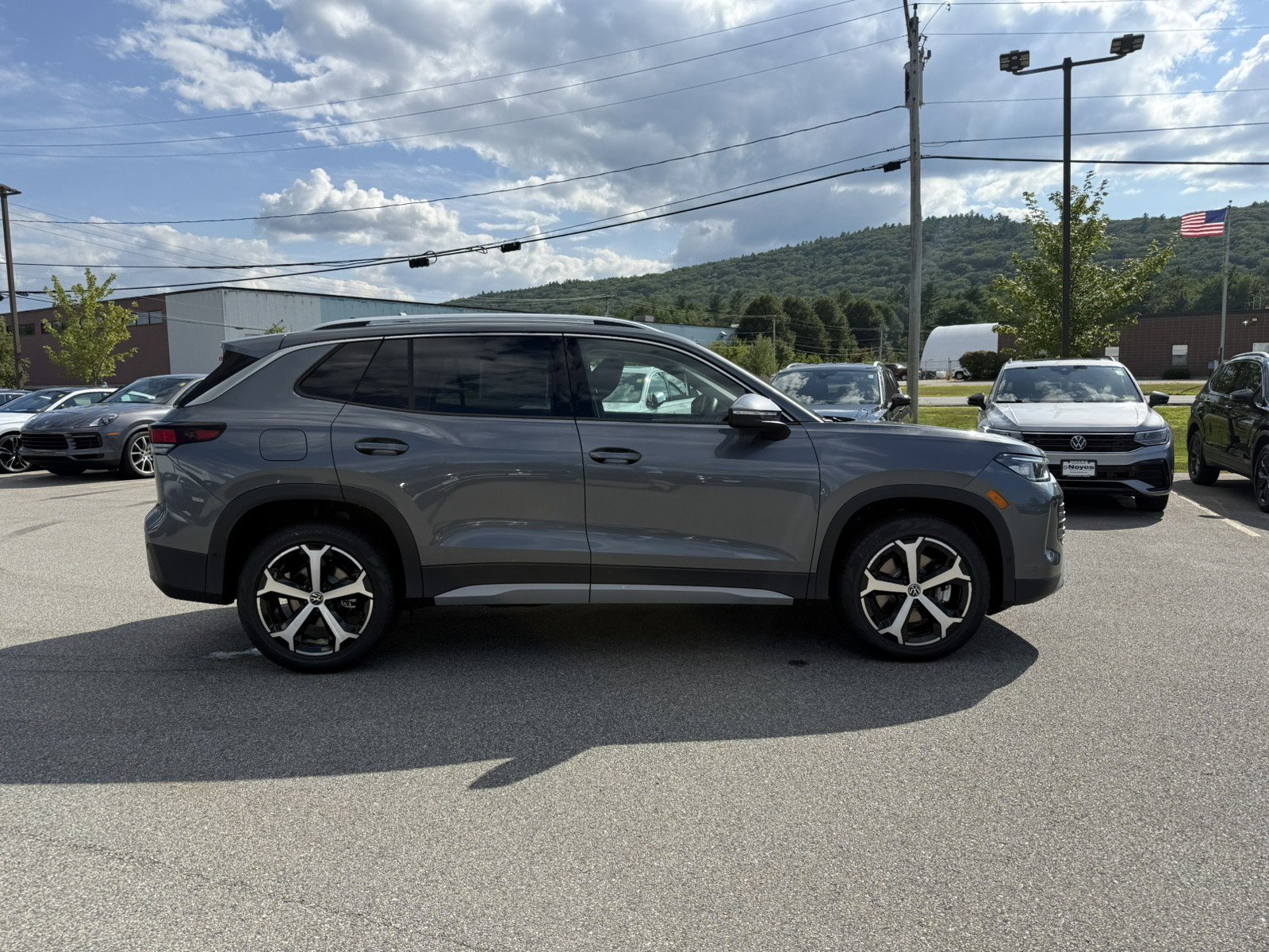 Used 2025 Volkswagen Tiguan SE AWD/4WD image 4