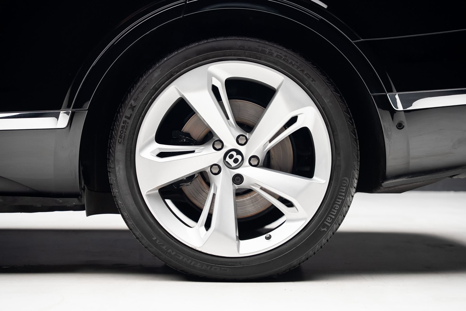 Used 2018 Bentley Bentayga AWD/4WD image 21