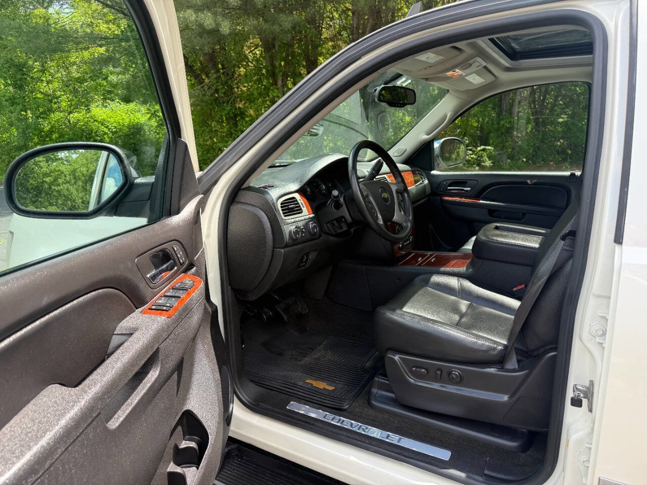 Used 2013 Chevrolet Avalanche LTZ AWD/4WD image 2
