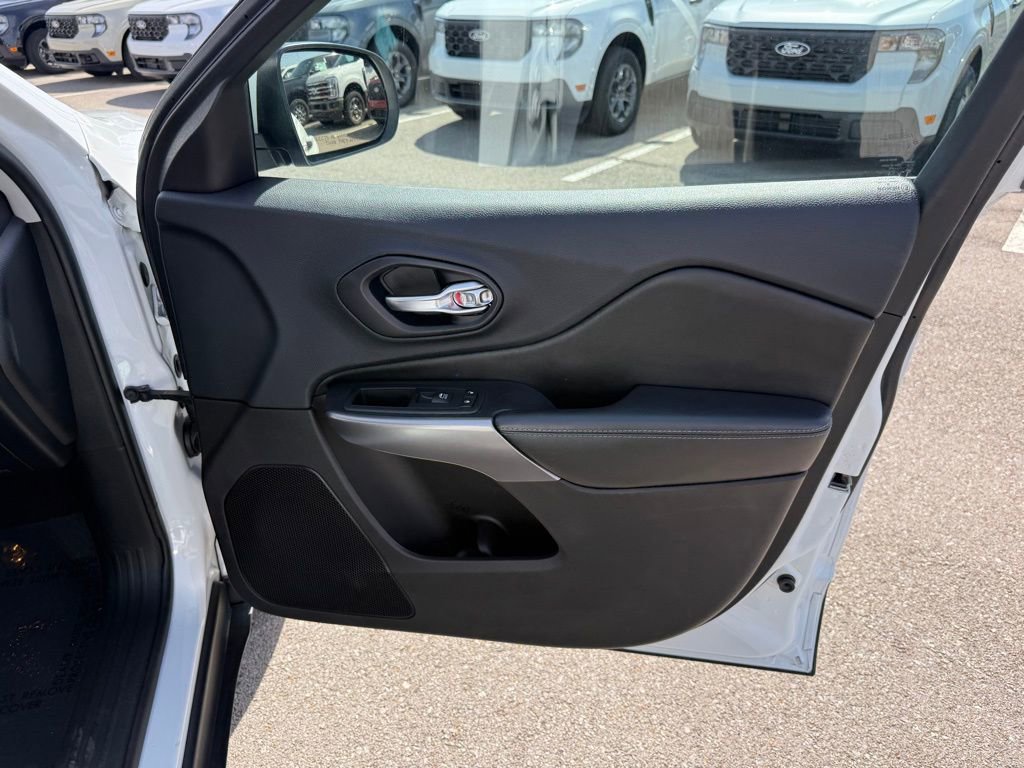 Used 2019 Jeep Cherokee Latitude Plus image 18