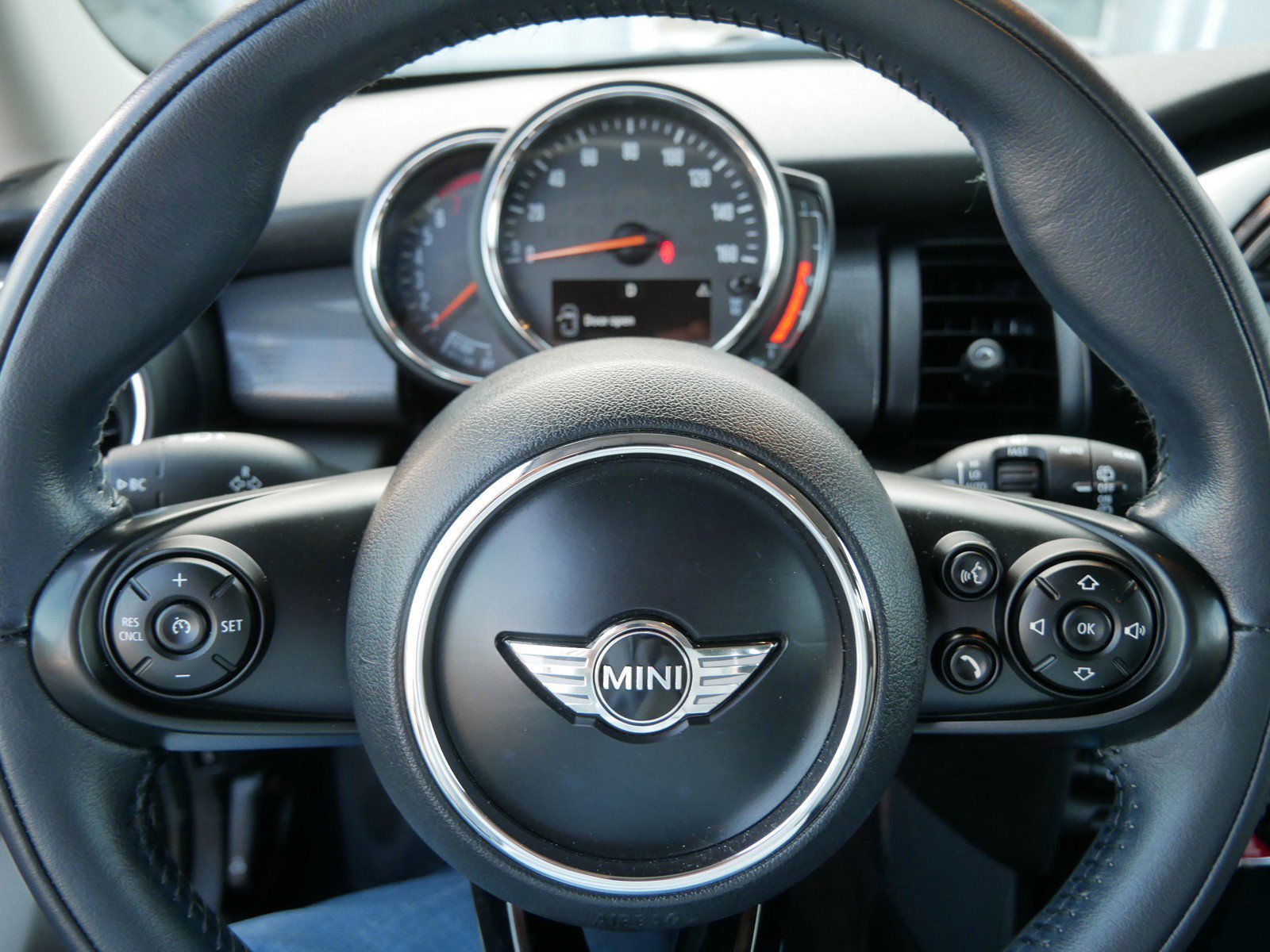 Used 2018 MINI Cooper 4-Door Hardtop image 25