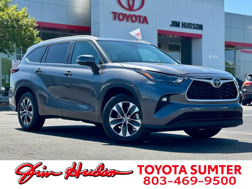 Used 2024 Toyota Highlander XLE FWD image 1