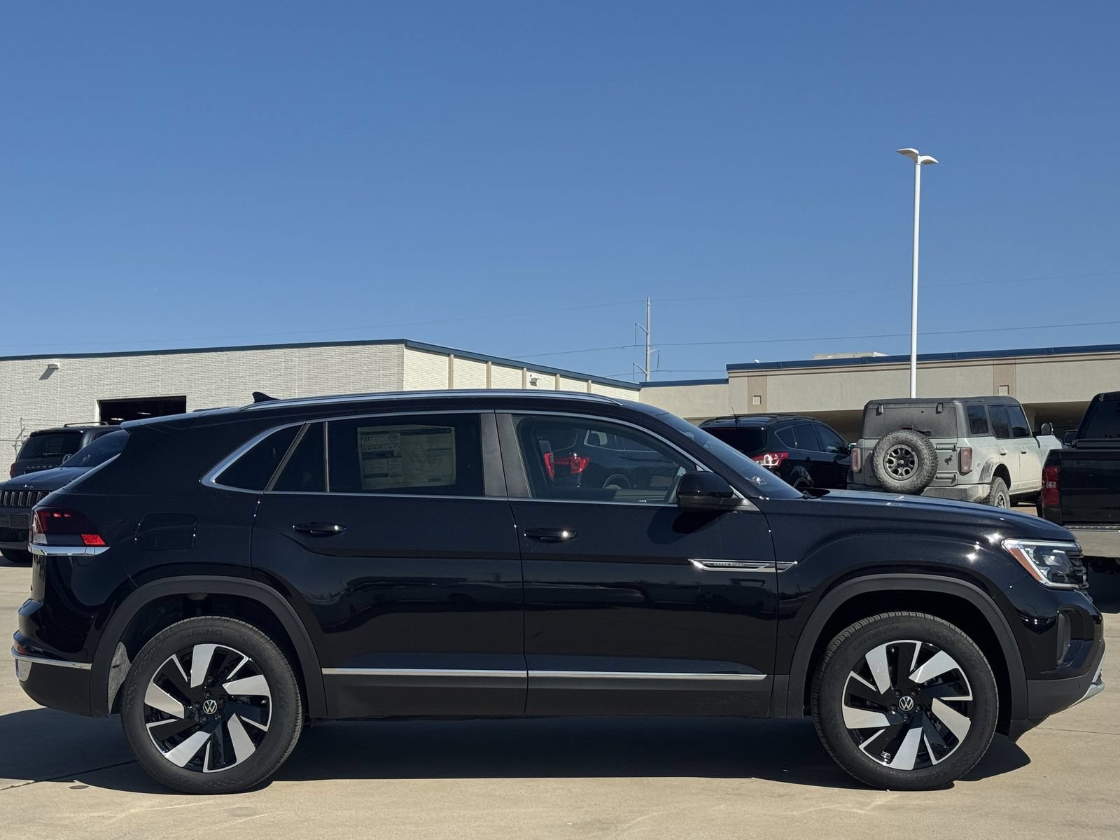 Used 2025 Volkswagen Atlas Cross Sport SEL AWD/4WD image 3