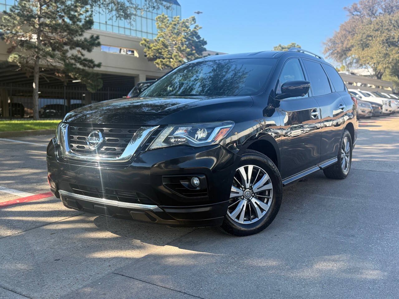 Used 2019 Nissan Pathfinder SL FWD image 2