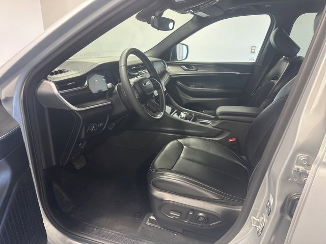 Used 2024 Jeep Grand Cherokee Limited w/ Black Appearance Package image 12