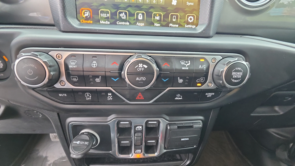 Used 2023 Jeep Wrangler Unlimited Sahara w/ Cold Weather Group AWD/4WD image 24