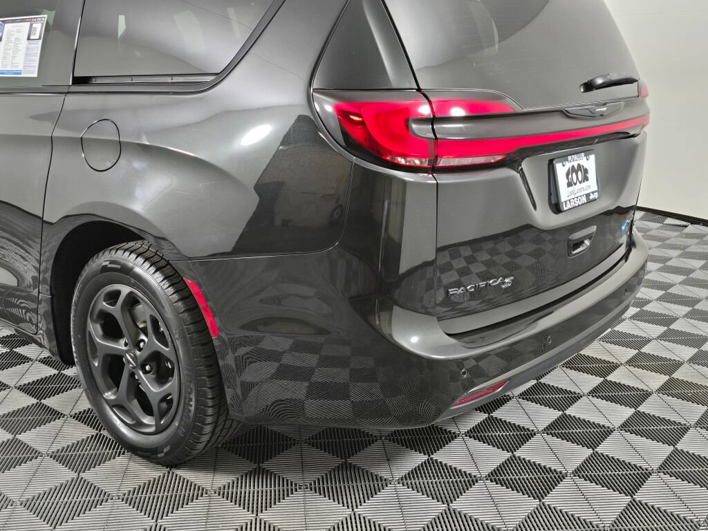Used 2023 Chrysler Pacifica Limited w/ Uconnect Theater Family Group FWD image 12
