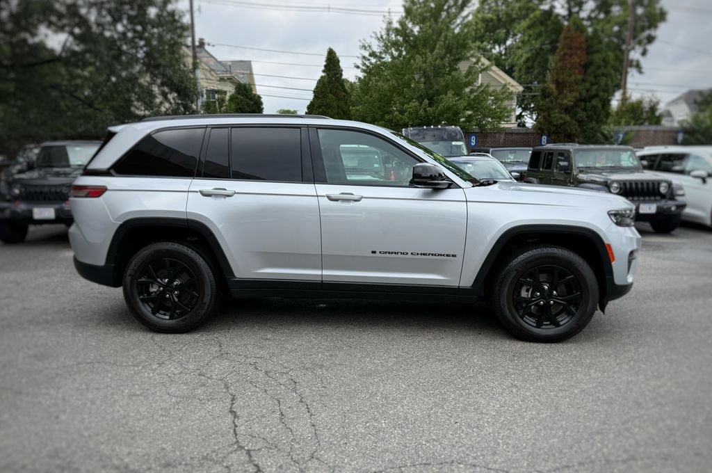 Used 2025 Jeep Grand Cherokee Altitude AWD/4WD image 4