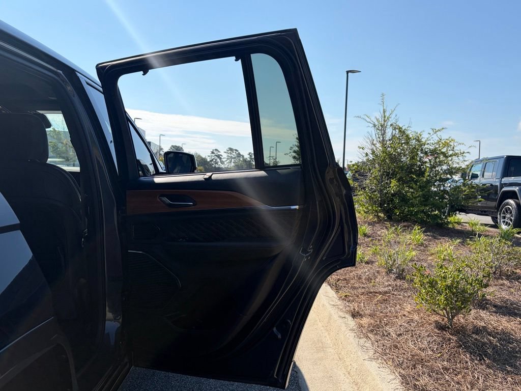 Used 2022 Jeep Grand Cherokee Summit AWD/4WD image 56