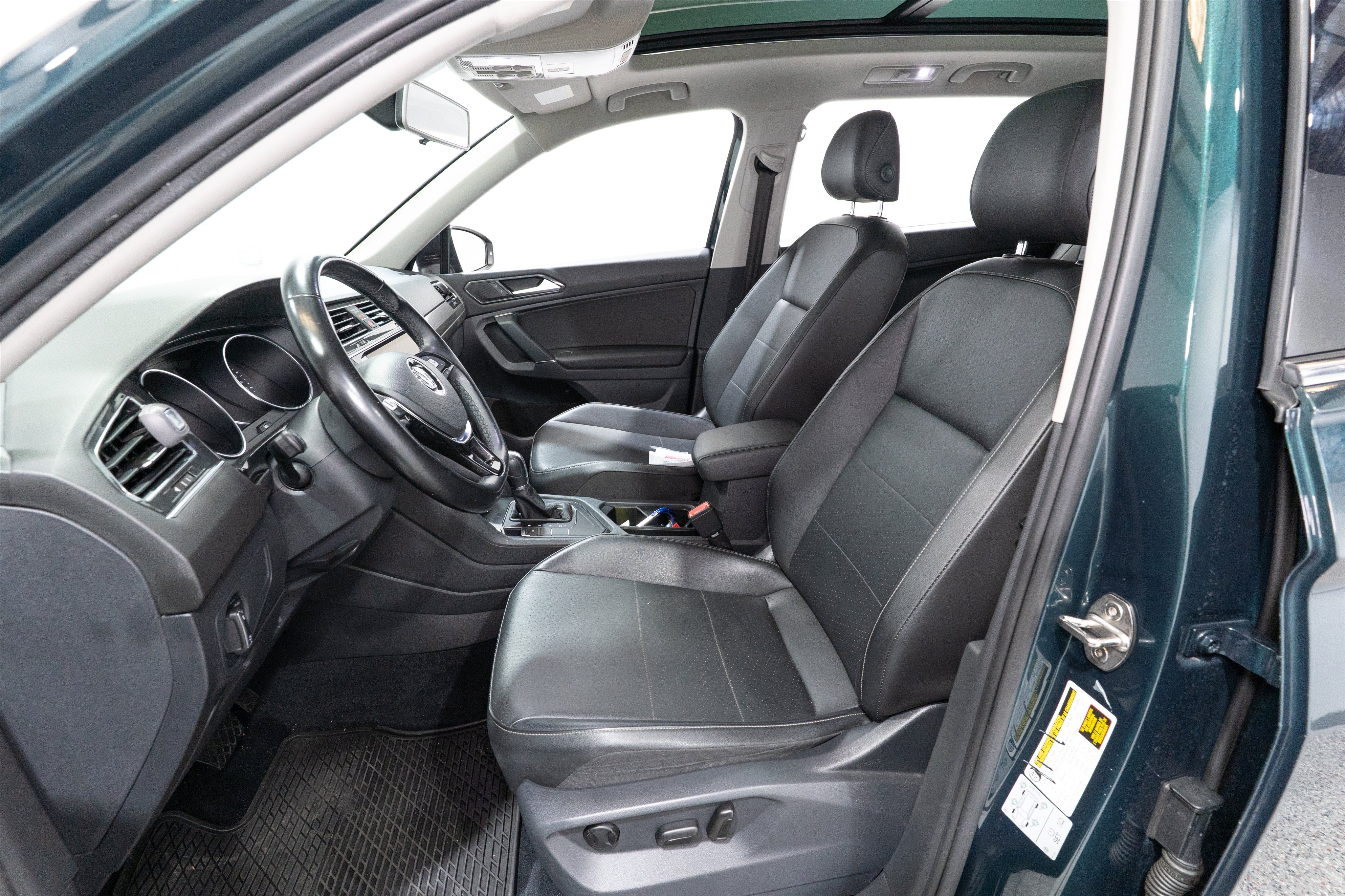 Used 2018 Volkswagen Tiguan SE w/ Panoramic Sunroof Package FWD image 15