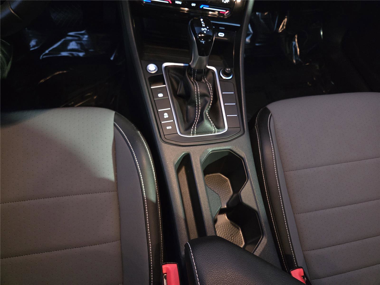 Certified 2025 Volkswagen Jetta SE w/ Sunroof Package image 24