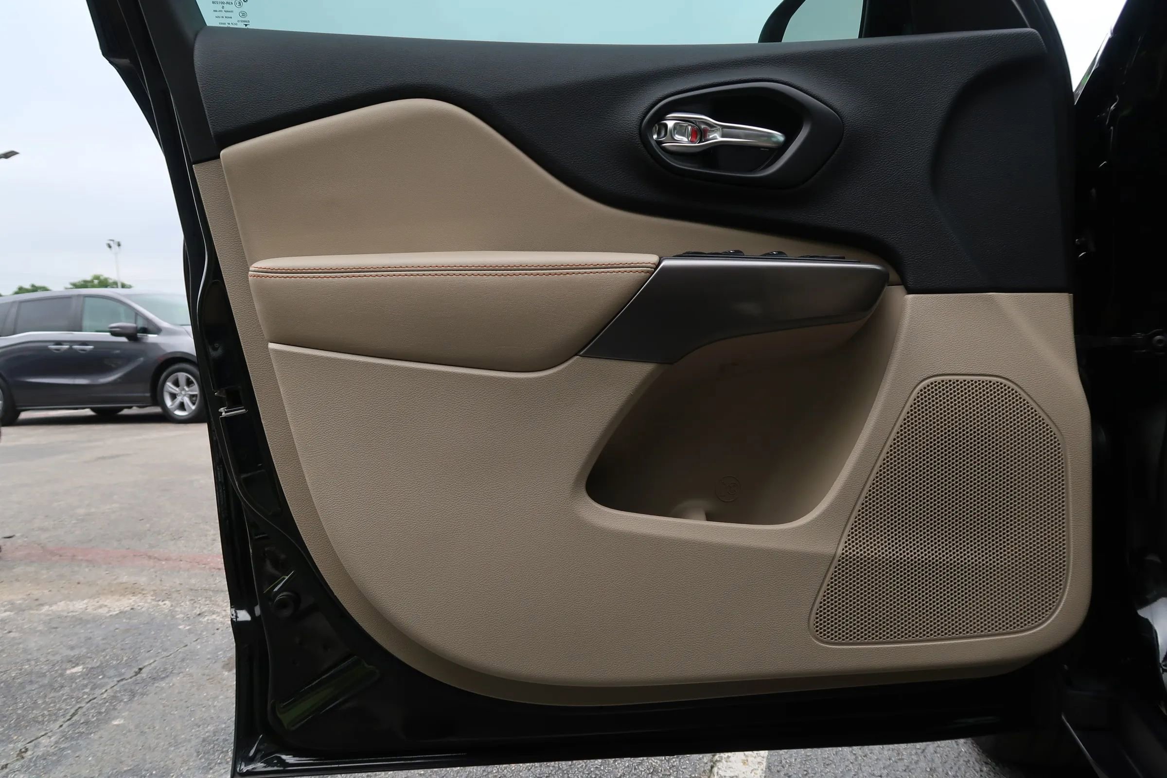 Used 2019 Jeep Cherokee Latitude w/ Popular Appearance Group FWD image 46