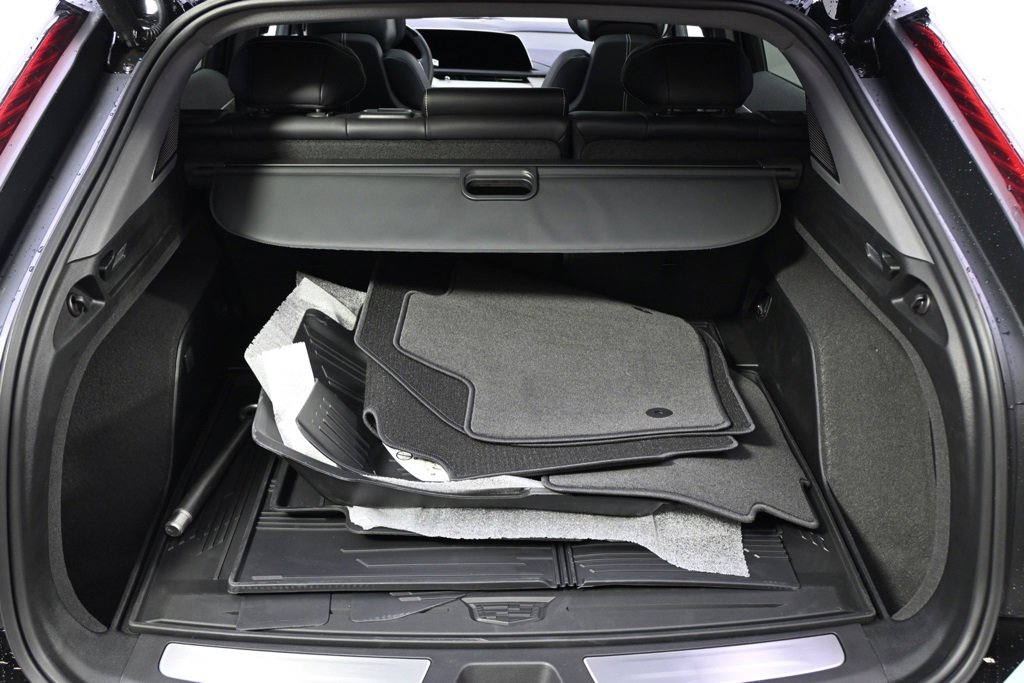 New 2025 Cadillac Optiq Sport 2 w/ LPO, ONYX Package image 19