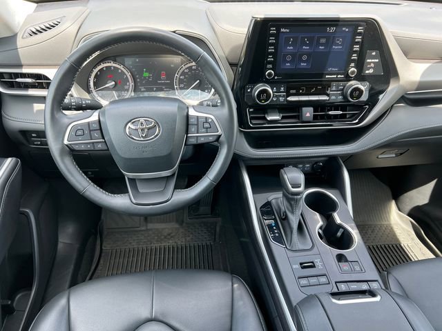 Used 2022 Toyota Highlander XLE AWD/4WD image 3