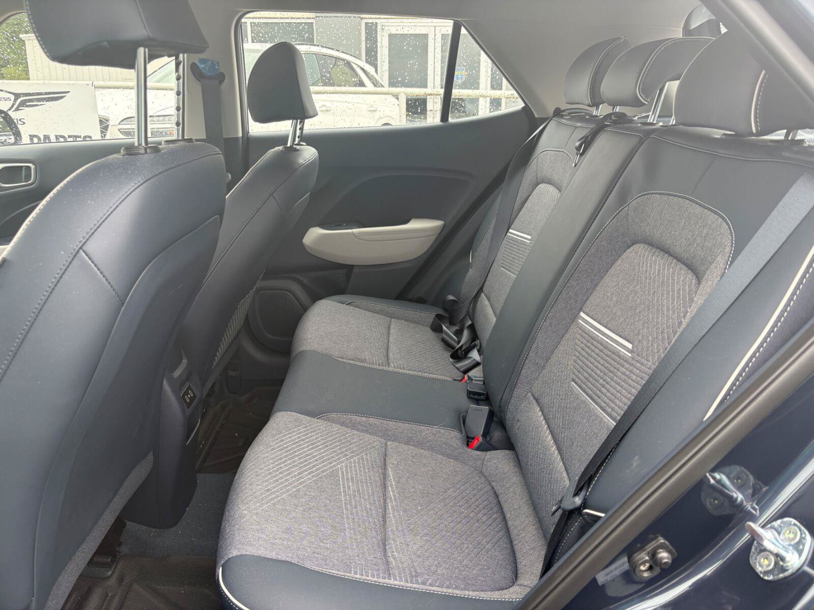 Used 2025 Hyundai Venue Limited FWD image 16