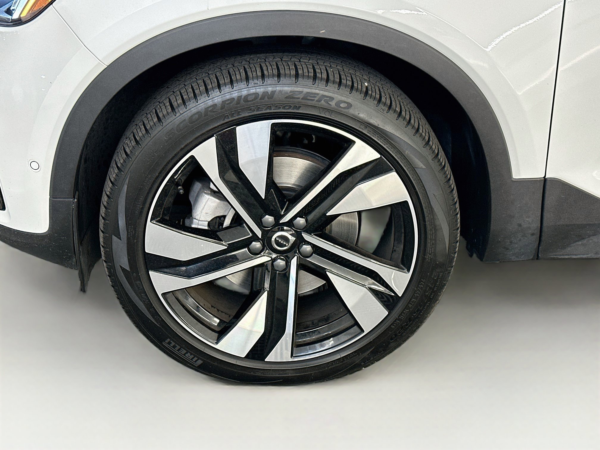 Used 2025 Volvo XC40 B5 Plus AWD/4WD image 36