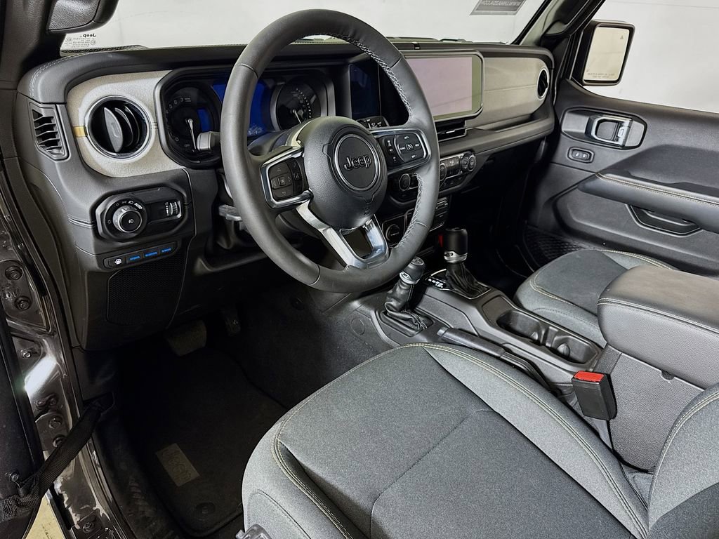 Used 2025 Jeep Wrangler Unlimited Sahara w/ Safety Group AWD/4WD image 7