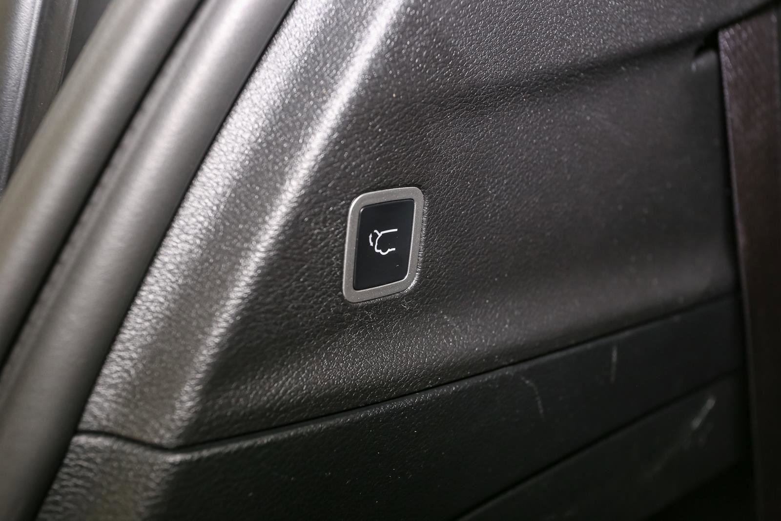 Used 2025 Chrysler Pacifica Select image 12