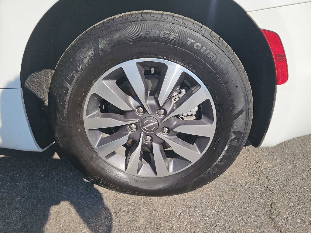 Used 2022 Chrysler Pacifica Touring-L w/ Uconnect Theater Family Group image 28