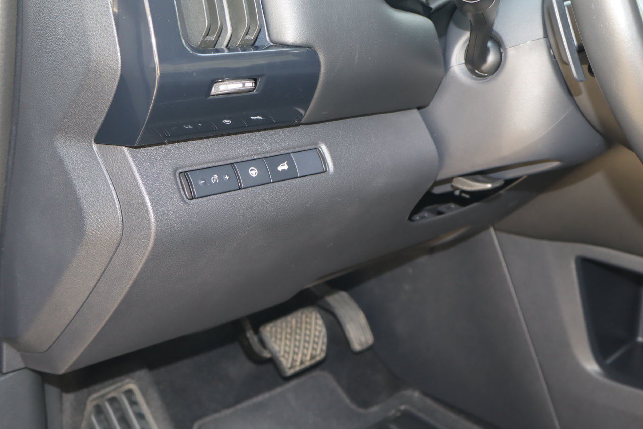 Used 2025 Nissan Pathfinder SV FWD image 24