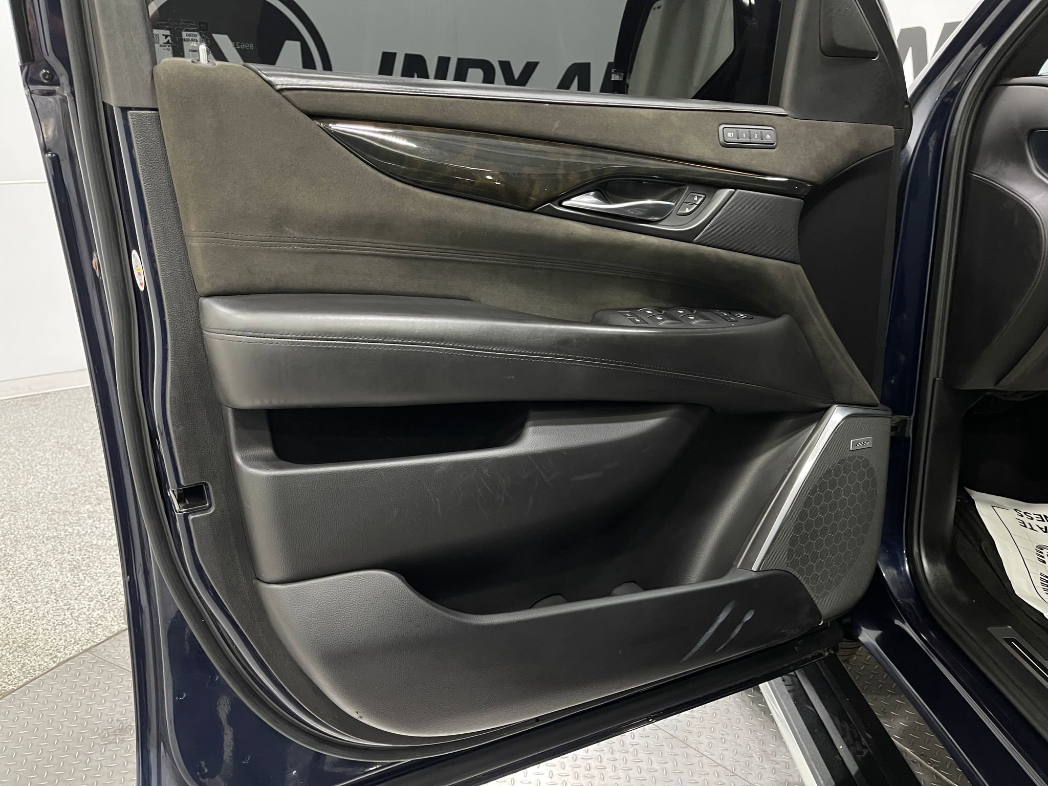 Used 2018 Cadillac Escalade Platinum AWD/4WD image 15