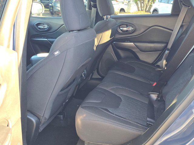 Used 2020 Jeep Cherokee Latitude w/ Cold Weather Group FWD image 10