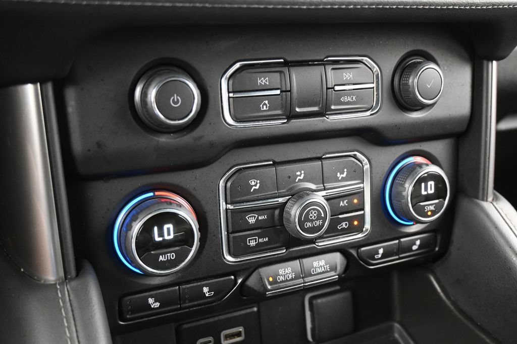 Used 2024 Chevrolet Suburban LT RWD image 21