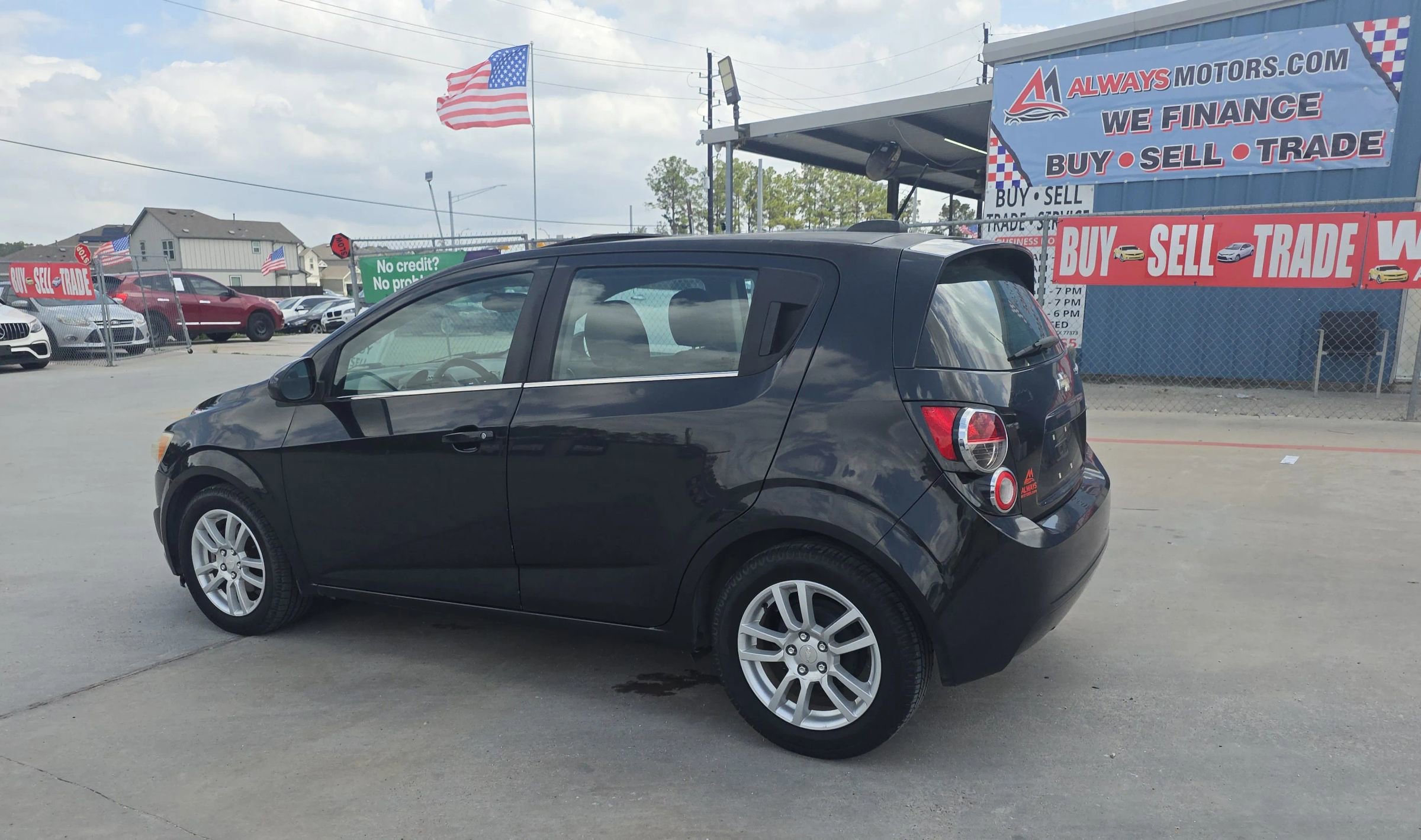 Used 2015 Chevrolet Sonic LT w/ Fun and Sun Package FWD image 10