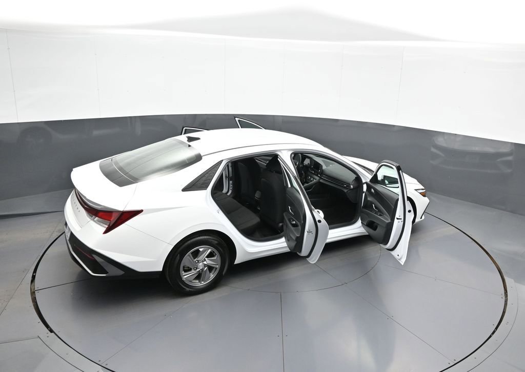 Certified 2025 Hyundai Elantra SE image 44