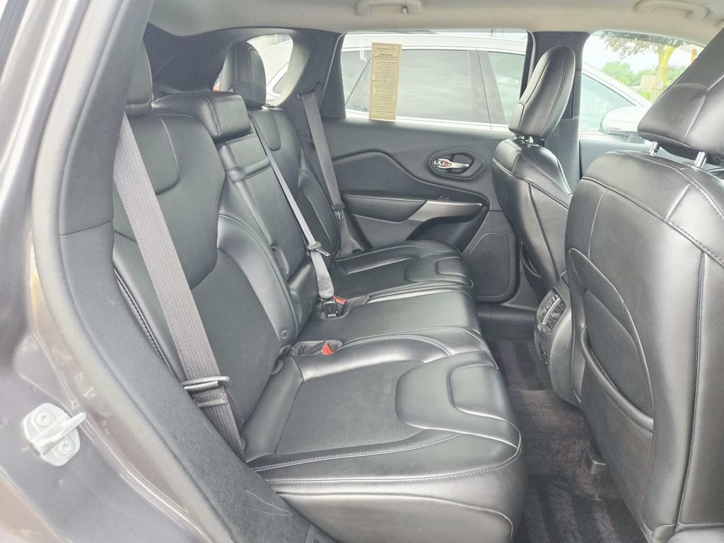 Used 2019 Jeep Cherokee Latitude Plus w/ Comfort/Convenience Group AWD/4WD image 15