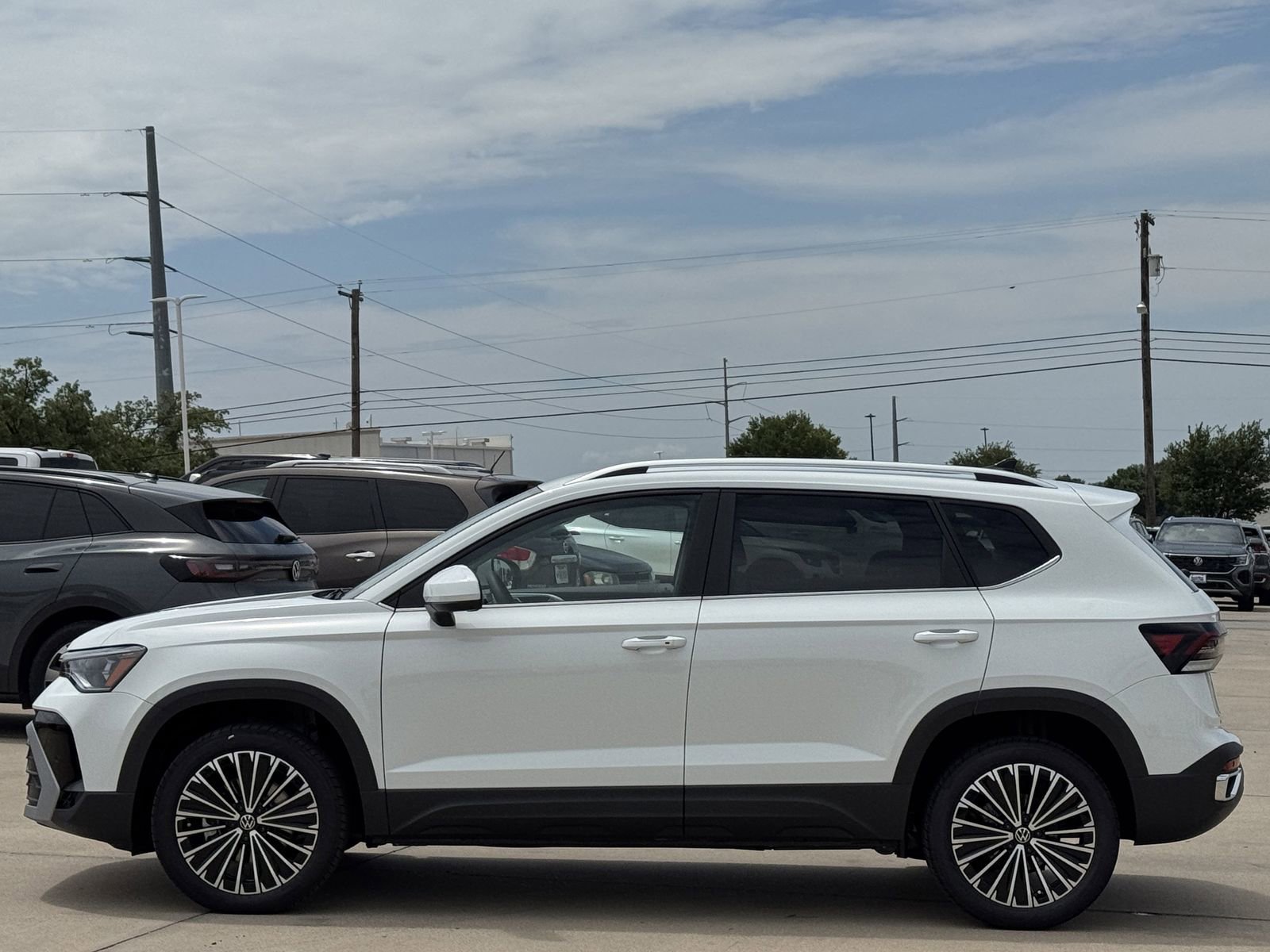 New 2026 Volkswagen Taos SE FWD image 9