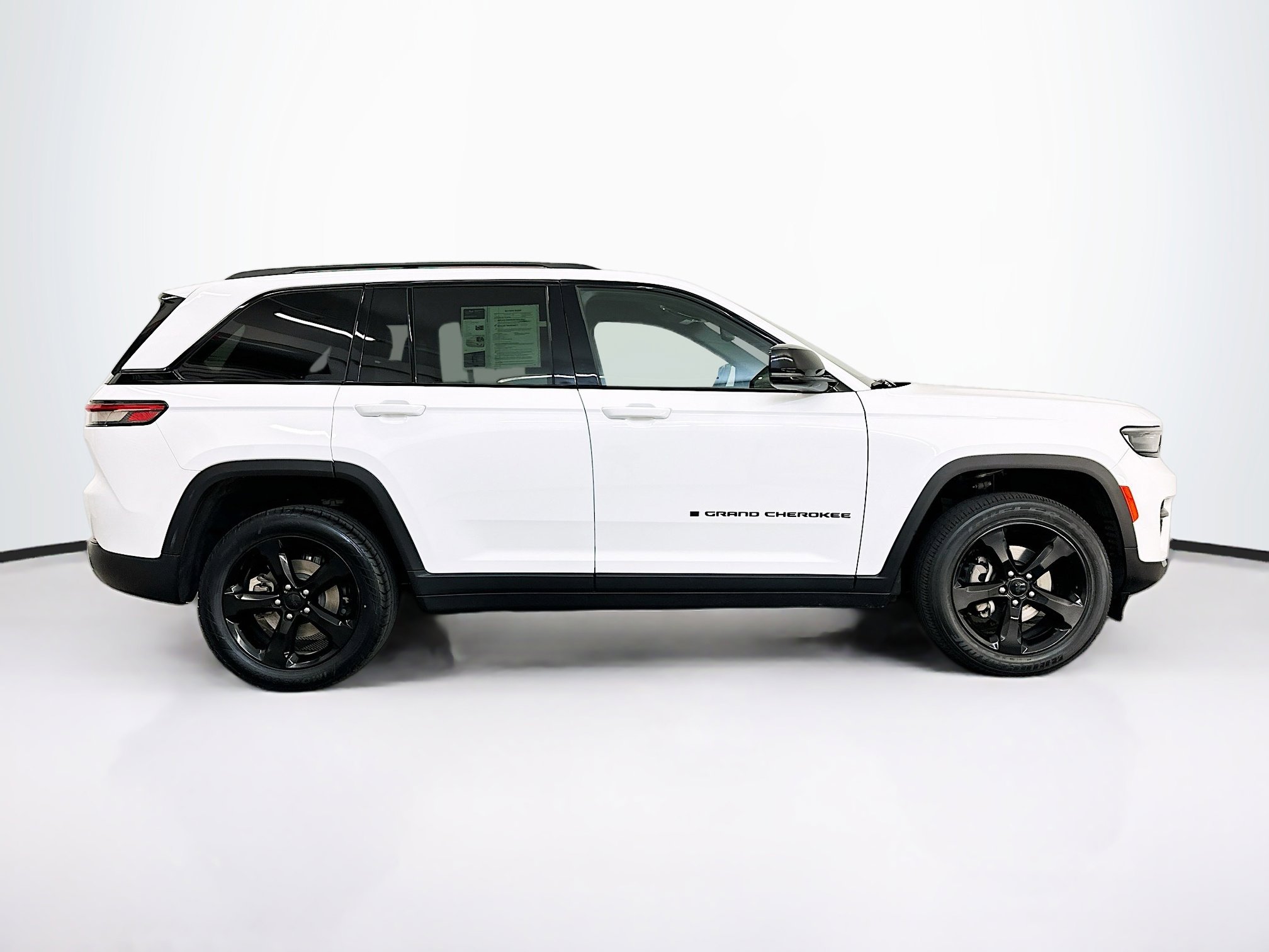 Used 2023 Jeep Grand Cherokee Altitude image 10