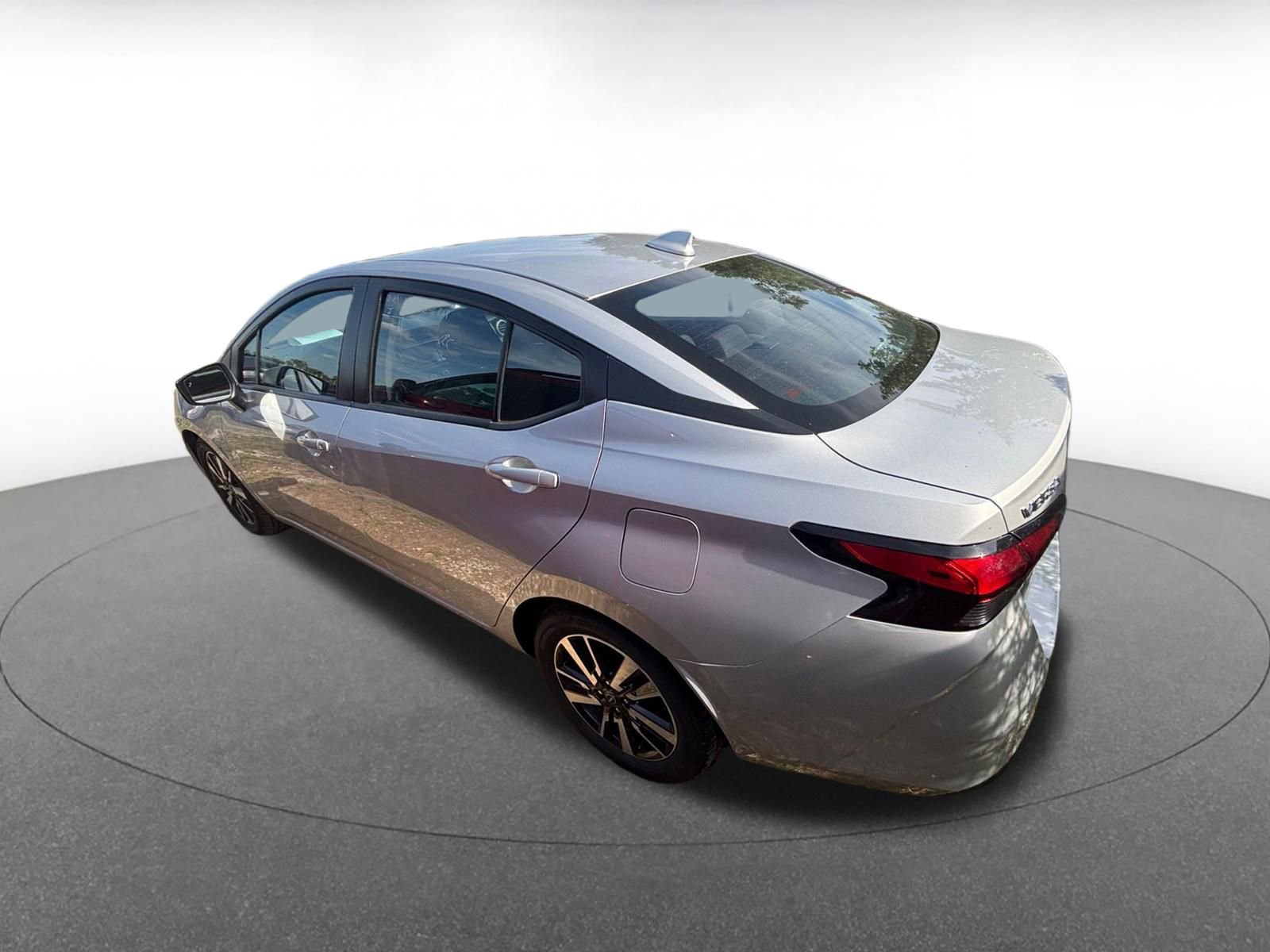 Used 2025 Nissan Versa SV image 4