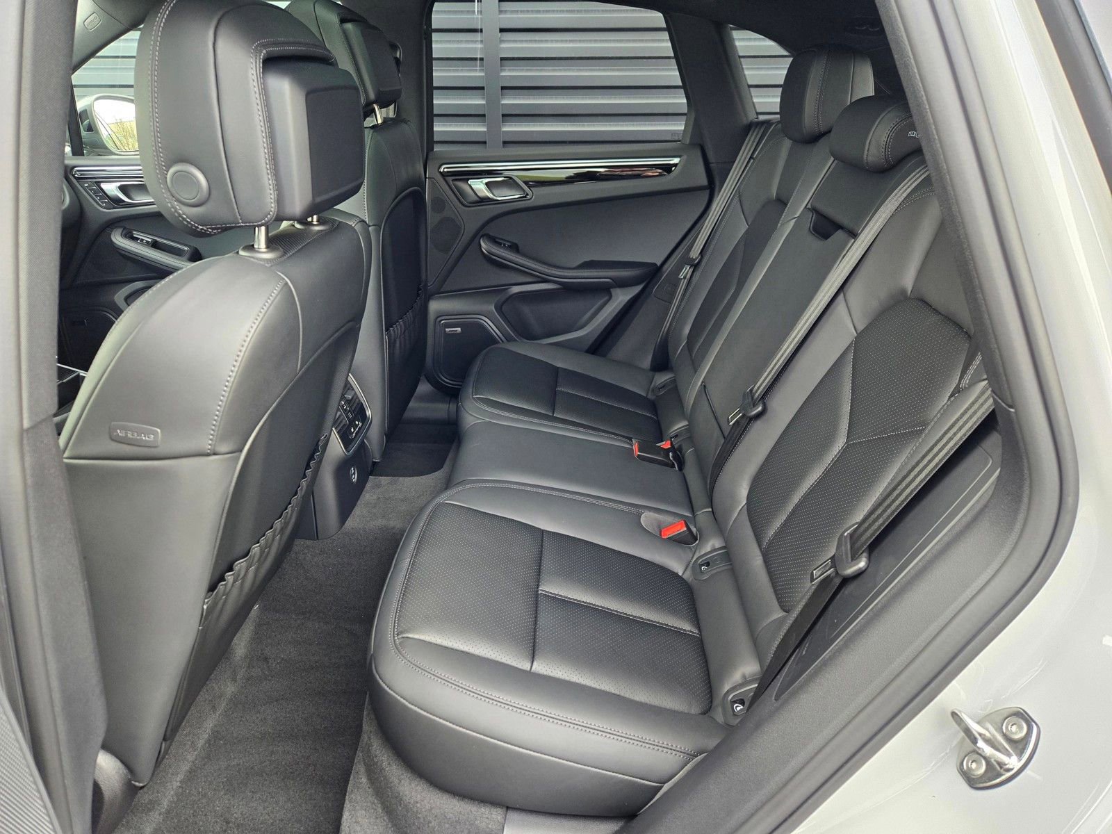 New 2026 Porsche Macan Turbo AWD/4WD image 18