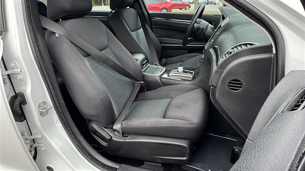 Used 2021 Chrysler 300 Touring w/ Sport Appearance Package image 10