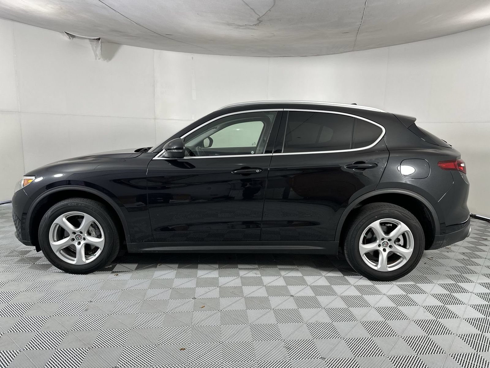 Used 2020 Alfa Romeo Stelvio AWD w/ Cold Weather Package image 5