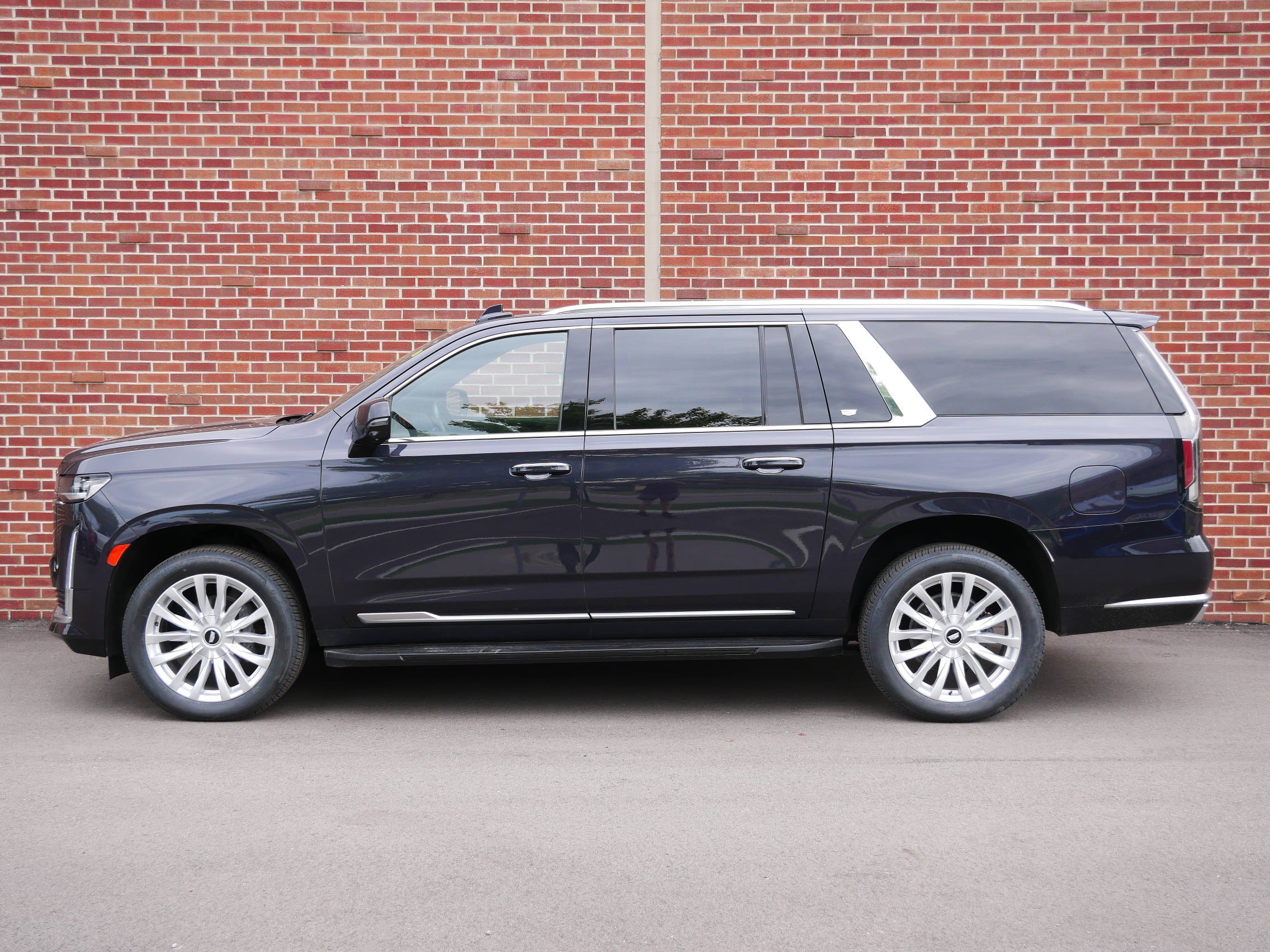 Certified 2024 Cadillac Escalade ESV Luxury AWD/4WD image 2