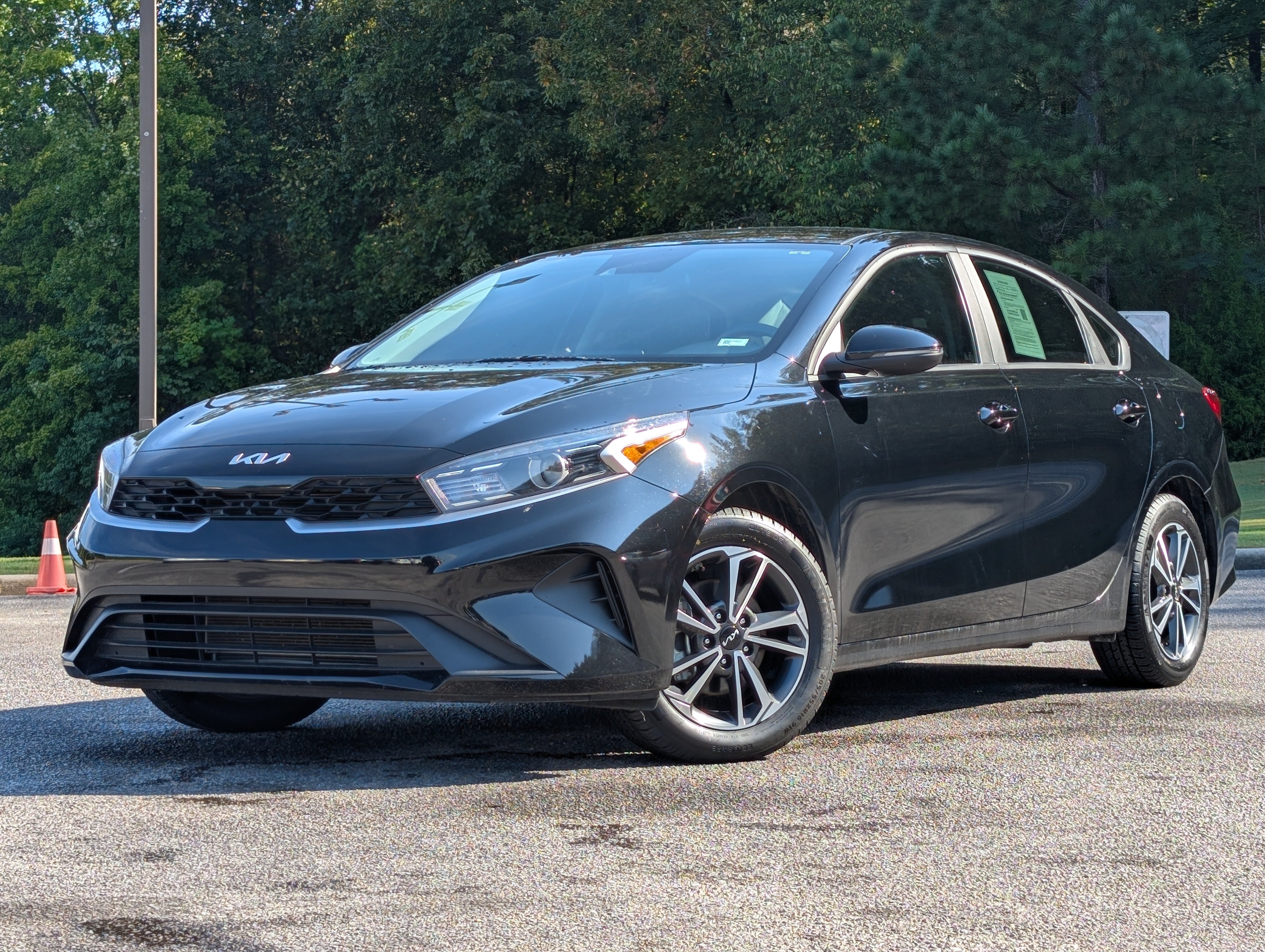 Used 2024 Kia Forte LXS w/ LXS Technology Package FWD image 4