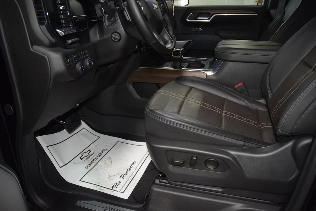 Used 2025 Chevrolet Silverado 1500 High Country w/ High Country Premium Package AWD/4WD image 40