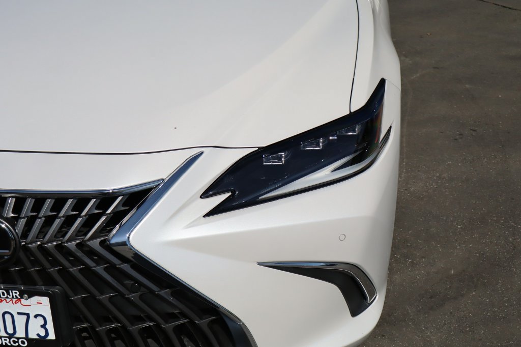 Used 2023 Lexus ES 300h w/ Accessory Package (Z1) FWD image 8