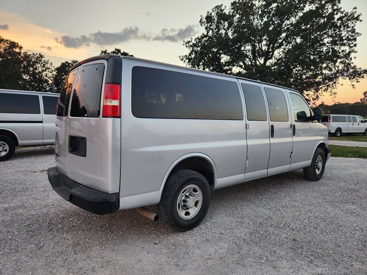 Used 2019 Chevrolet Express 3500 LS RWD image 4