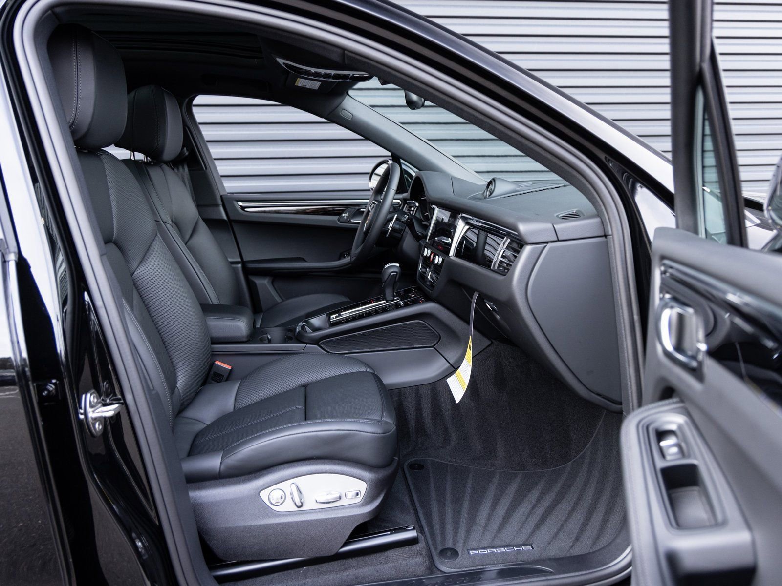 Certified 2026 Porsche Macan image 33