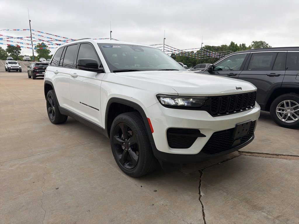 Used 2023 Jeep Grand Cherokee Altitude RWD image 1