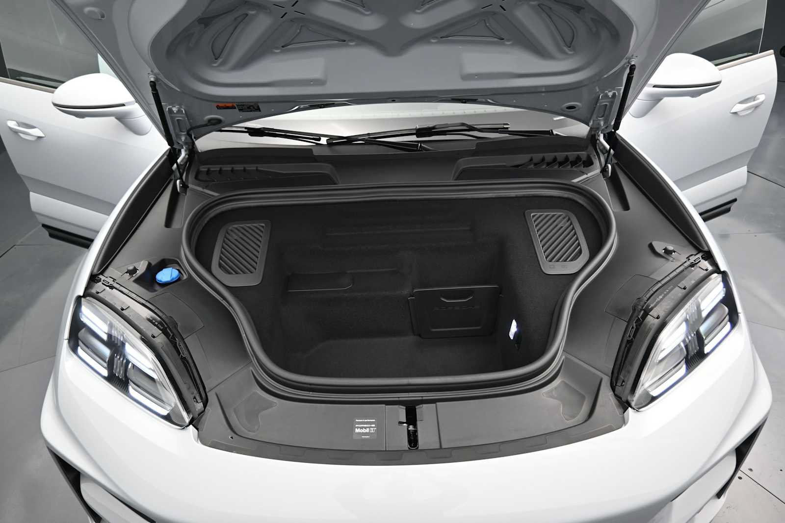 New 2026 Porsche Macan Turbo Electric AWD/4WD image 28