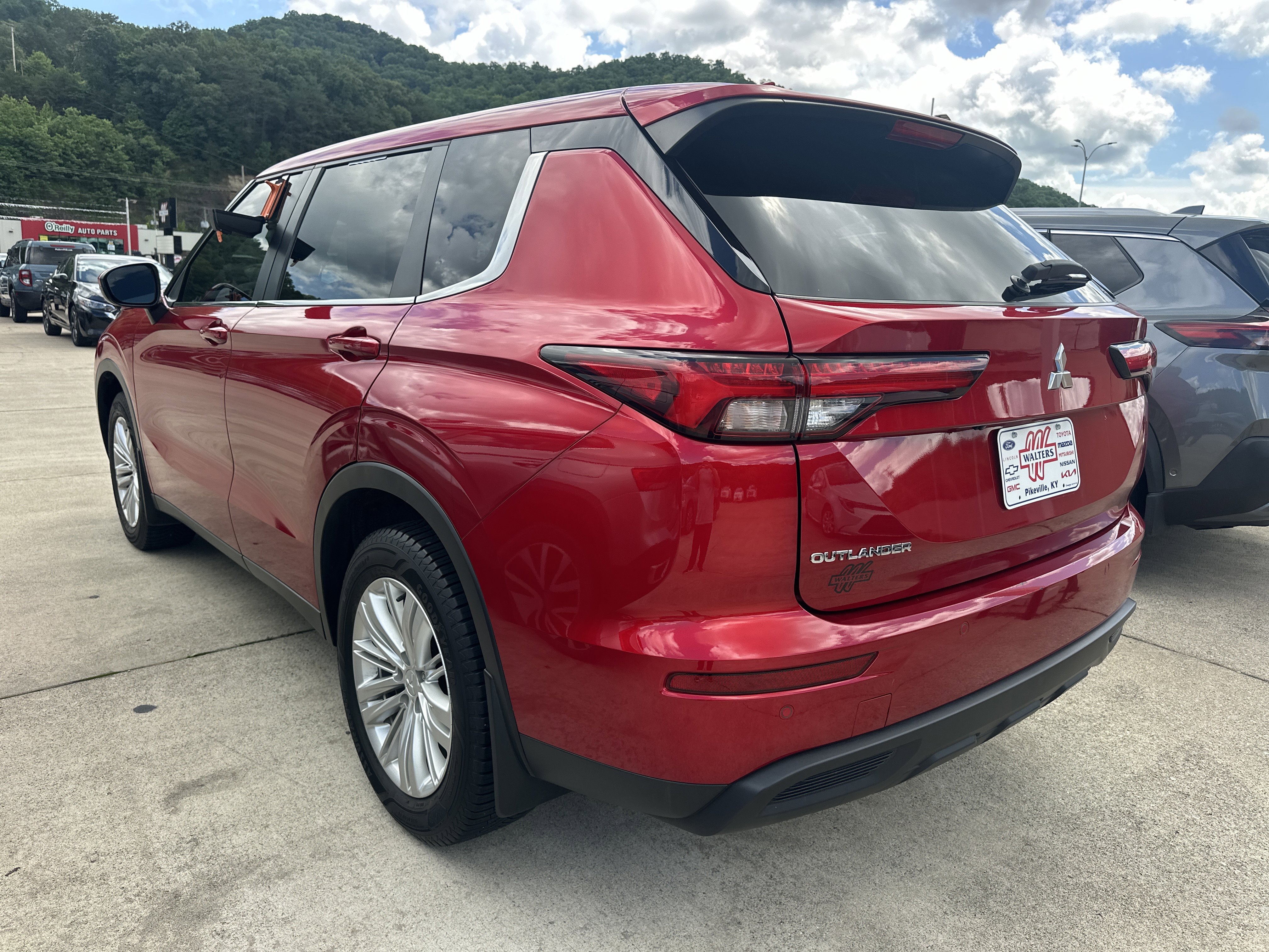 Used 2023 Mitsubishi Outlander ES AWD/4WD image 5