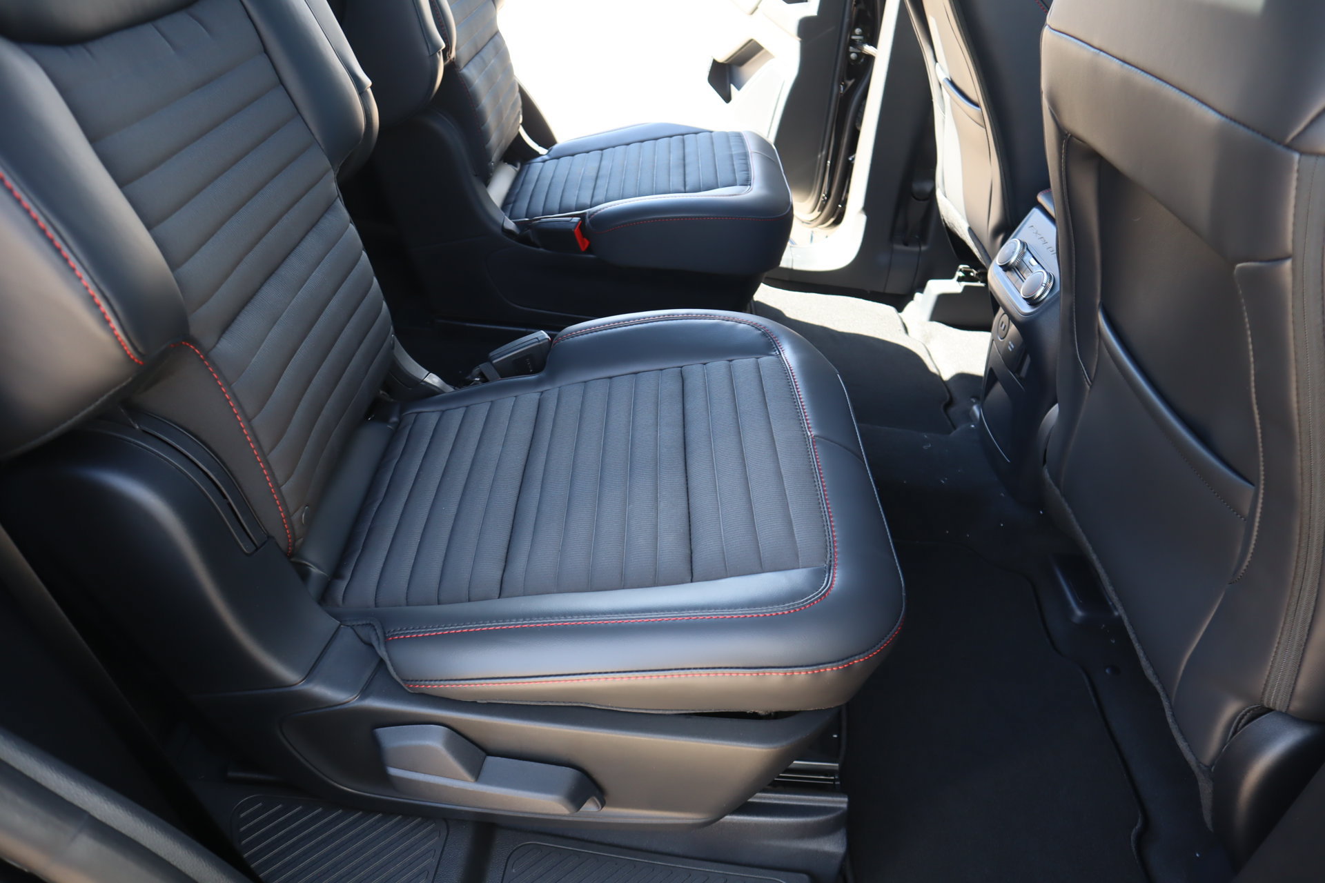 New 2027 Ford Explorer ST-Line w/ Premium Package AWD/4WD image 16