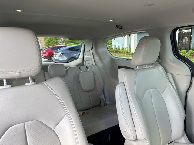 Used 2018 Chrysler Pacifica Touring-L FWD image 15