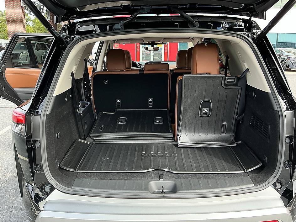 Certified 2024 Nissan Pathfinder Platinum w/ Cargo Package FWD image 27